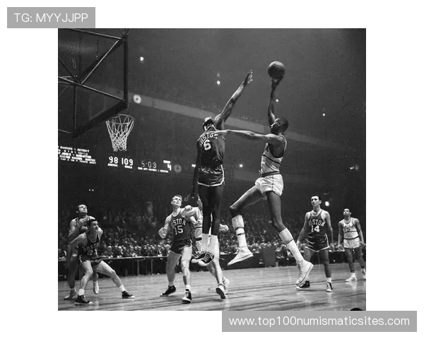 比尔·拉塞尔贴身护框压制张伯伦，冠军影响力更强